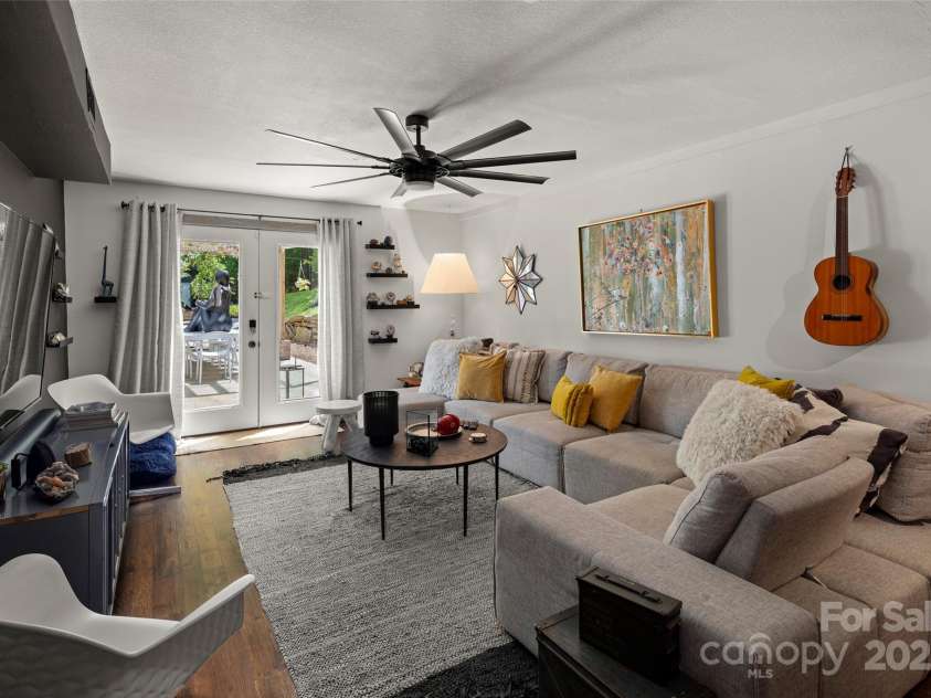 218 Hamlet Drive, Burnsville, NC 28714.  MLS# CAR4265948, YatesRealty ID 32067. 