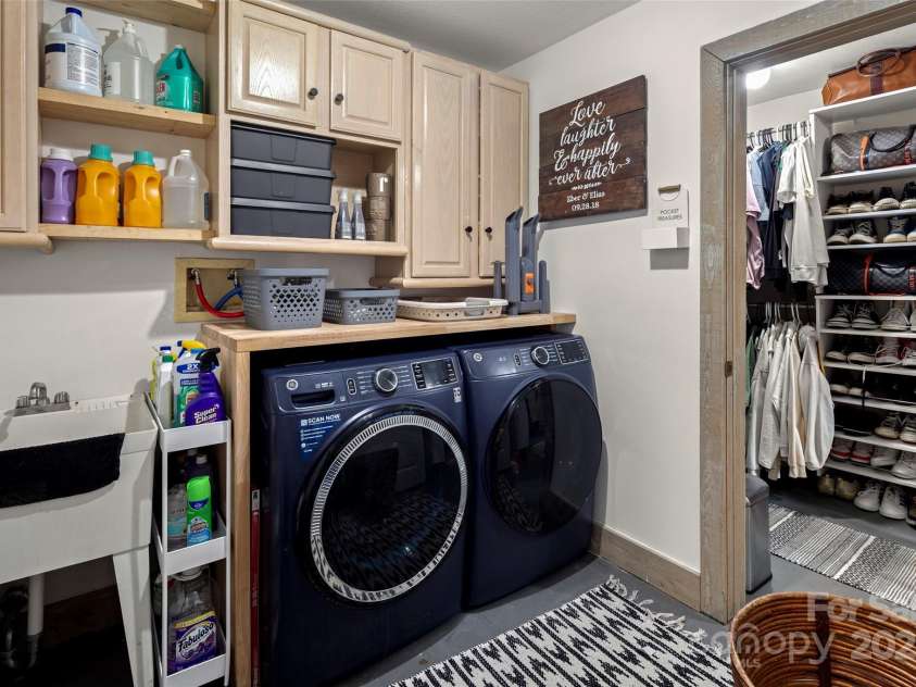 218 Hamlet Drive, Burnsville, NC 28714.  MLS# CAR4265948, YatesRealty ID 32067. 