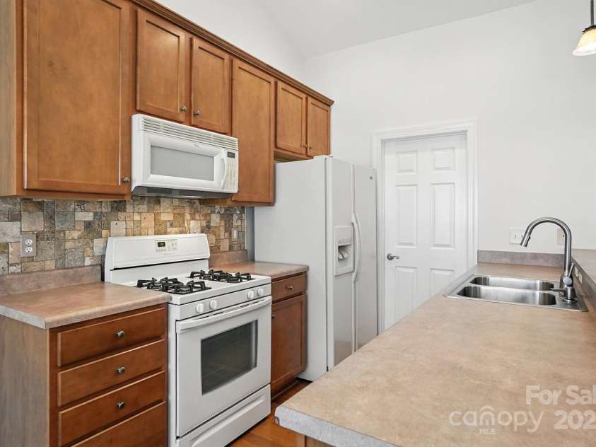 1109 Curry Way, Matthews, NC 28104.  MLS# CAR4287136, YatesRealty ID 32068. 