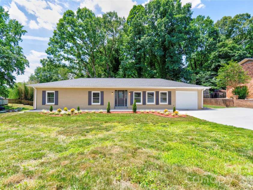 2173 Ridgewood Drive, Gastonia, NC 28054.  MLS# CAR4393306, YatesRealty ID 32068. 
