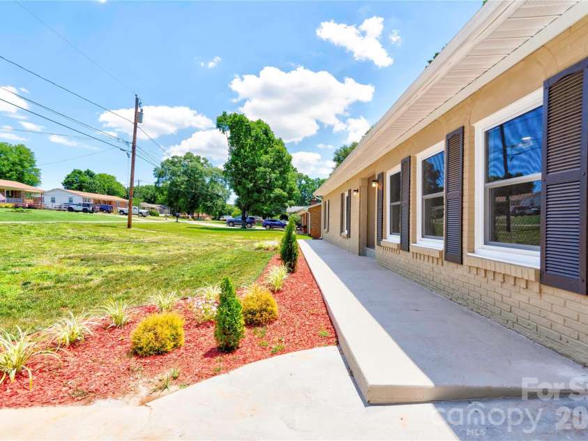 2173 Ridgewood Drive, Gastonia, NC 28054.  MLS# CAR4393306, YatesRealty ID 32068. 