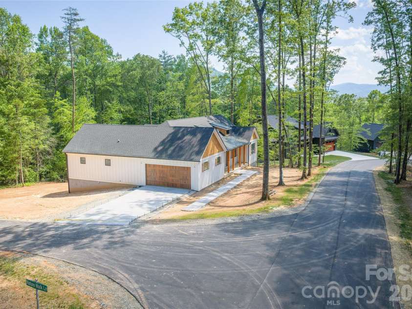 20 Nature Walk Lane, Hendersonville, NC 28739.  MLS# CAR4325565, YatesRealty ID 3207. 