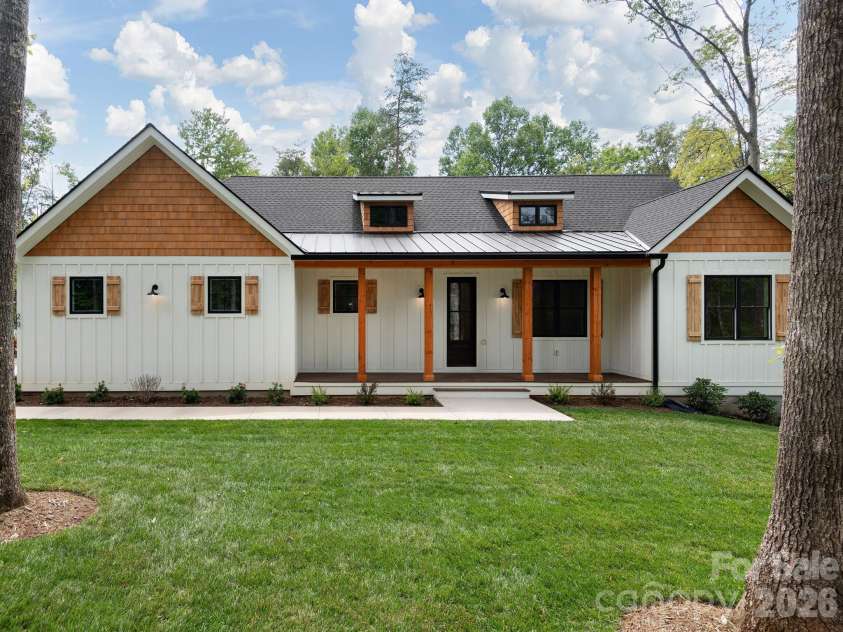 20 Nature Walk Lane, Hendersonville, NC 28739.  MLS# CAR4325565, YatesRealty ID 3207. 