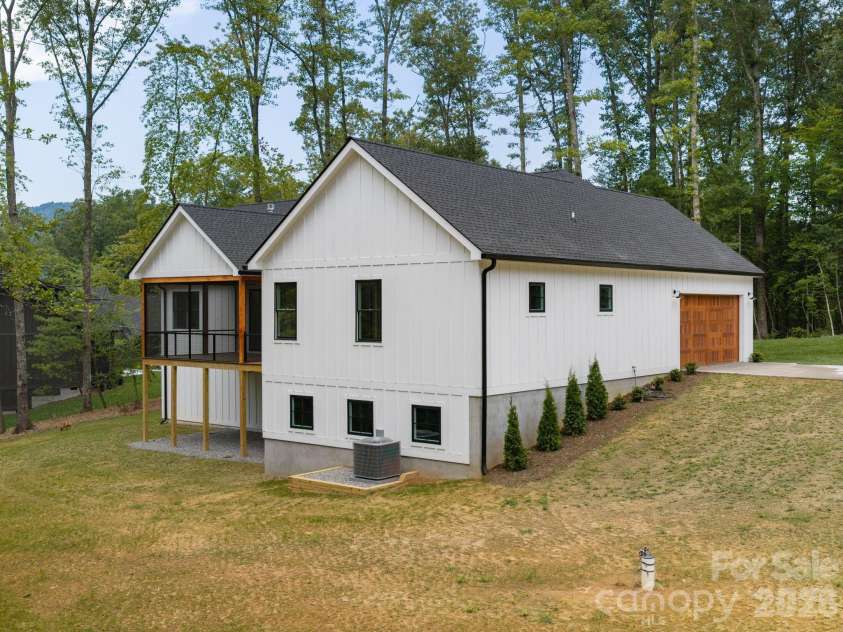 20 Nature Walk Lane, Hendersonville, NC 28739.  MLS# CAR4325565, YatesRealty ID 3207. 