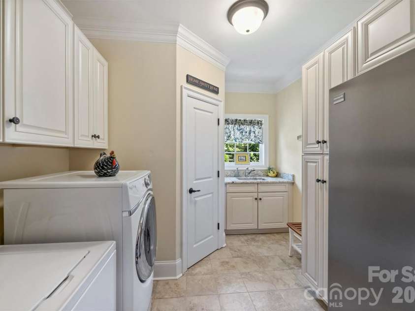 929 Wessington Manor Lane, Fort Mill, SC 29715.  MLS# CAR4389029, YatesRealty ID 32072. Laundry/Pantry