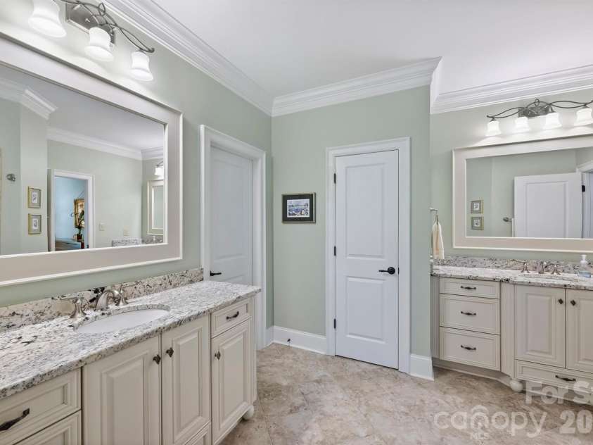 929 Wessington Manor Lane, Fort Mill, SC 29715.  MLS# CAR4389029, YatesRealty ID 32072. Primary Bathroom