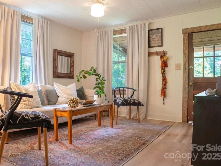 137 Elkwood Avenue, Asheville, NC 28804.  MLS# CAR4284961, YatesRealty ID 32073. Living Room Entry