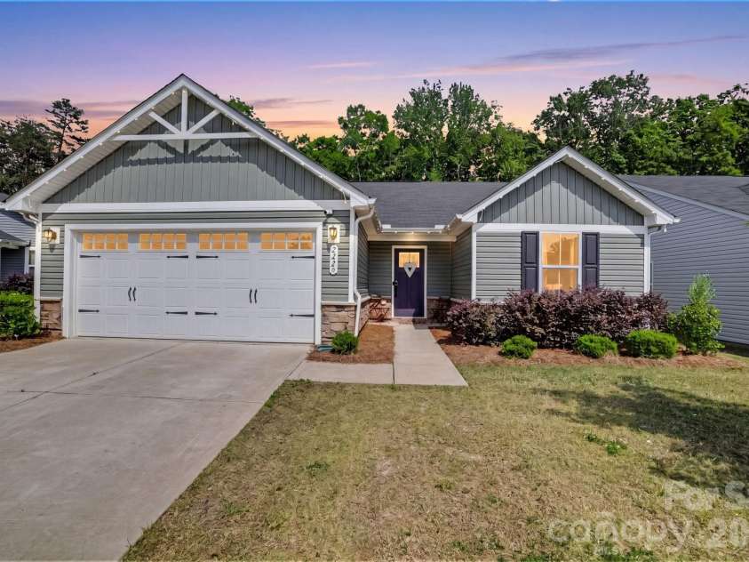 2220 Goldwood Drive, Charlotte, NC 28215.  MLS# CAR4385474, YatesRealty ID 32073. 