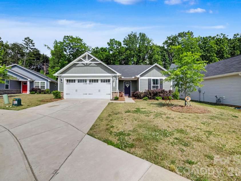2220 Goldwood Drive, Charlotte, NC 28215.  MLS# CAR4385474, YatesRealty ID 32073. 
