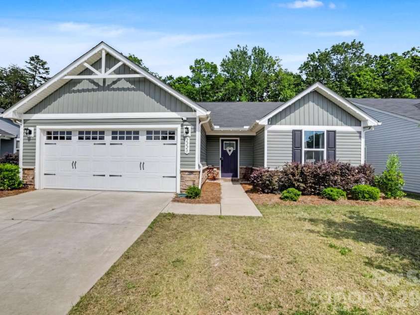 2220 Goldwood Drive, Charlotte, NC 28215.  MLS# CAR4385474, YatesRealty ID 32073. 