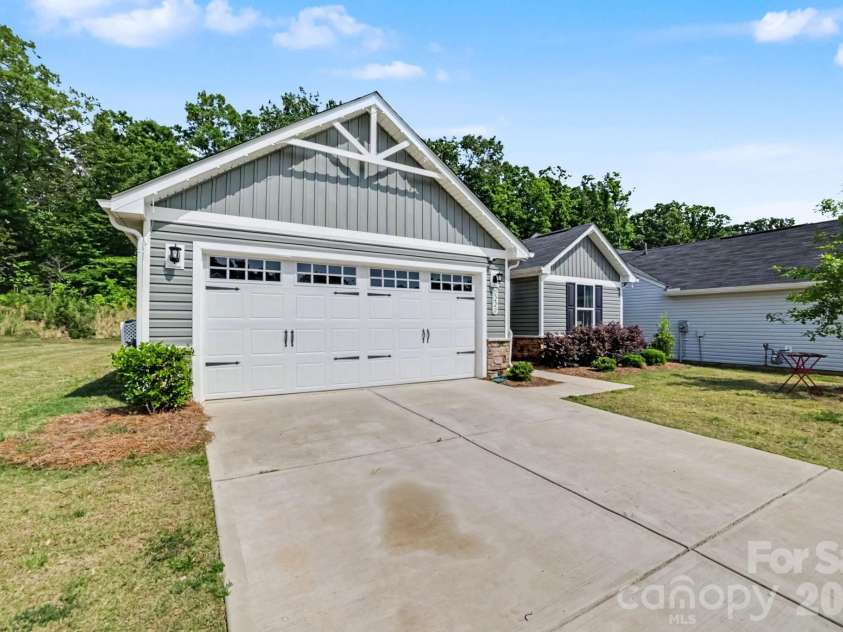 2220 Goldwood Drive, Charlotte, NC 28215.  MLS# CAR4385474, YatesRealty ID 32073. 