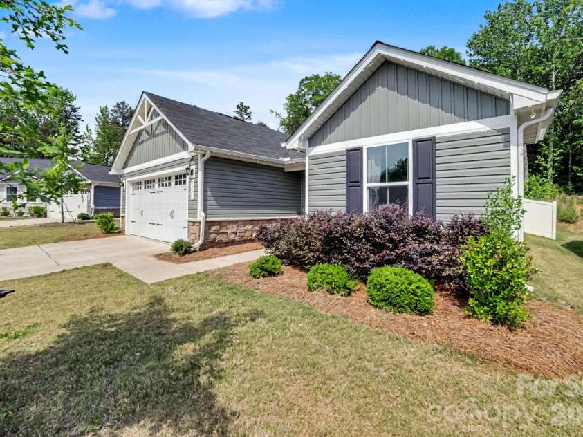 2220 Goldwood Drive, Charlotte, NC 28215.  MLS# CAR4385474, YatesRealty ID 32073. 