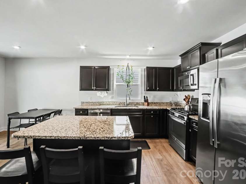 2220 Goldwood Drive, Charlotte, NC 28215.  MLS# CAR4385474, YatesRealty ID 32073. 