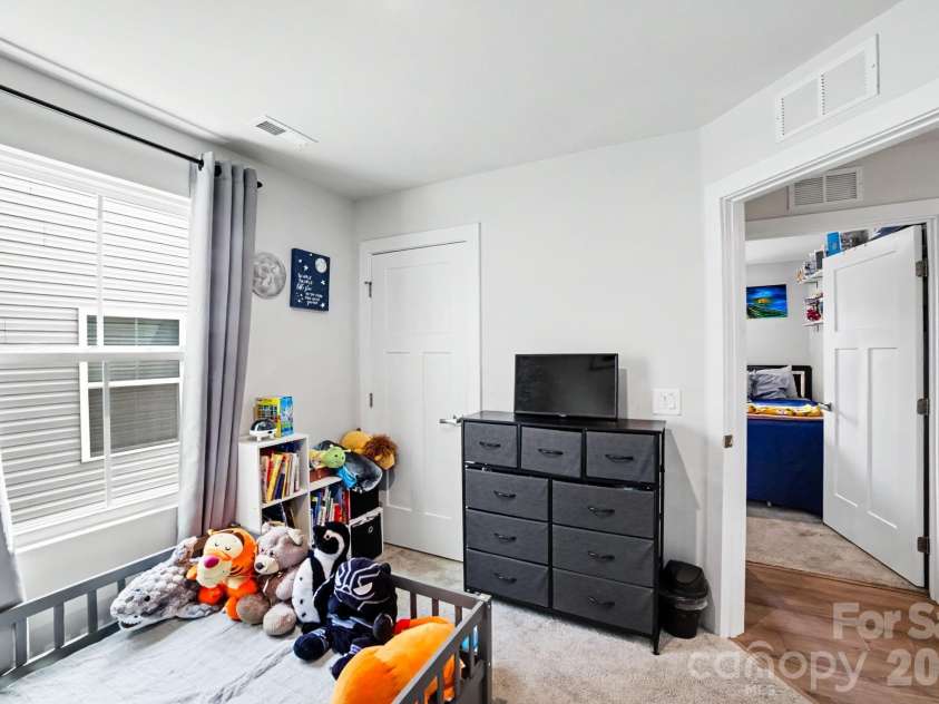 2220 Goldwood Drive, Charlotte, NC 28215.  MLS# CAR4385474, YatesRealty ID 32073. 