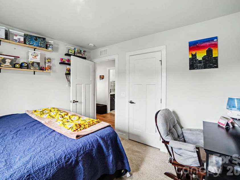 2220 Goldwood Drive, Charlotte, NC 28215.  MLS# CAR4385474, YatesRealty ID 32073. 