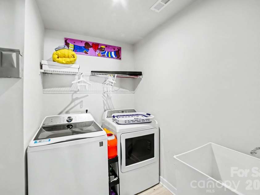 2220 Goldwood Drive, Charlotte, NC 28215.  MLS# CAR4385474, YatesRealty ID 32073. 
