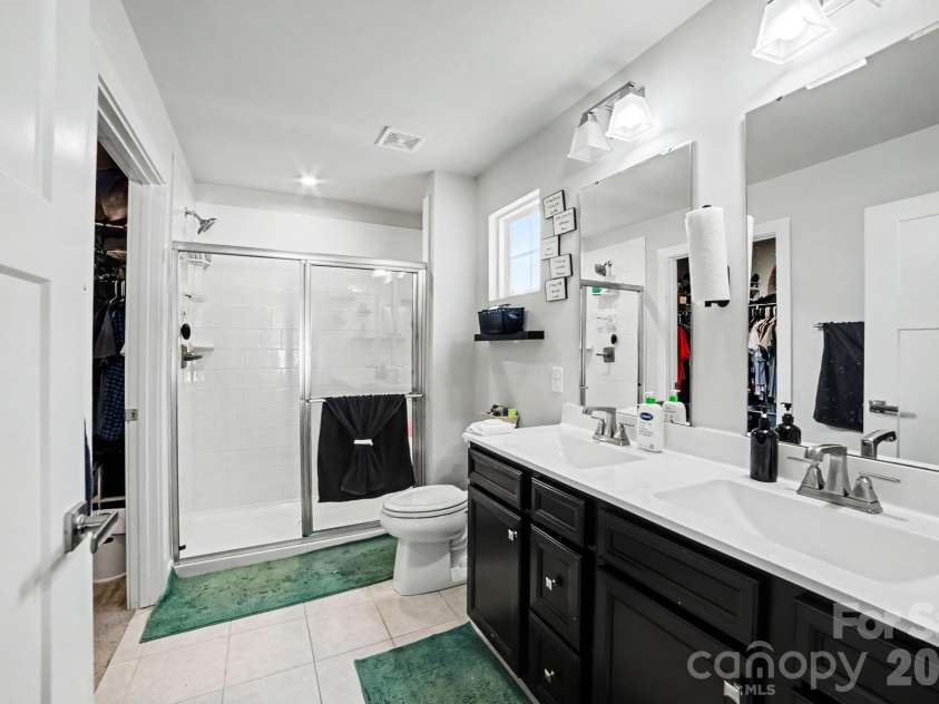 2220 Goldwood Drive, Charlotte, NC 28215.  MLS# CAR4385474, YatesRealty ID 32073. 
