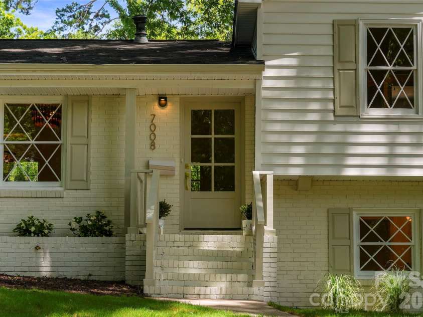 7008 Brynhurst Drive, Charlotte, NC 28210.  MLS# CAR4393848, YatesRealty ID 32074. 