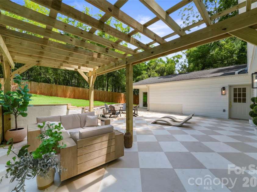 7008 Brynhurst Drive, Charlotte, NC 28210.  MLS# CAR4393848, YatesRealty ID 32074. 
