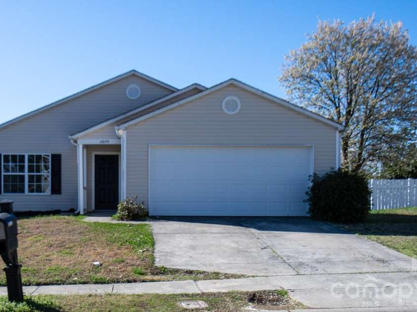 11055 Thousand Oaks Drive, Huntersville, NC 28078.  MLS# CAR4332657, YatesRealty ID 32075. 