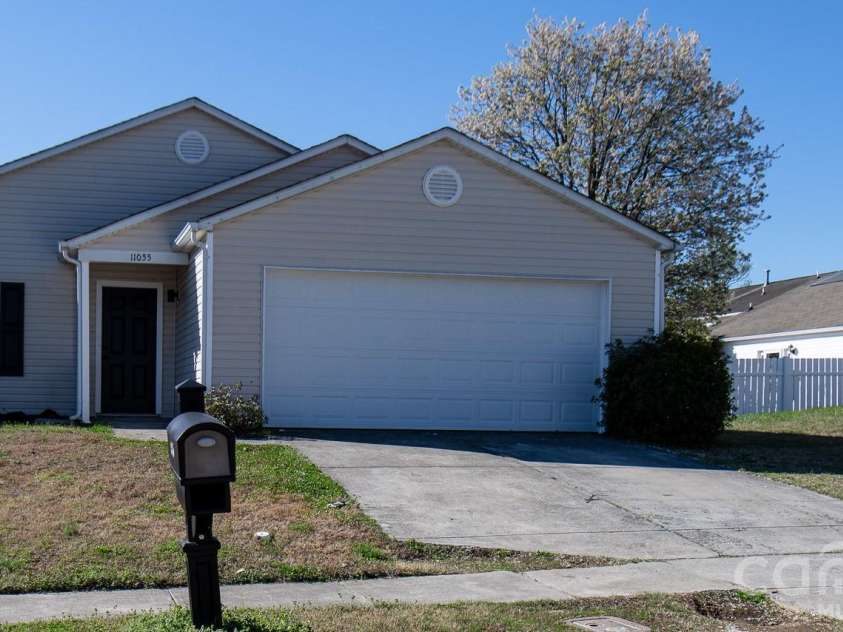 11055 Thousand Oaks Drive, Huntersville, NC 28078.  MLS# CAR4332657, YatesRealty ID 32075. 