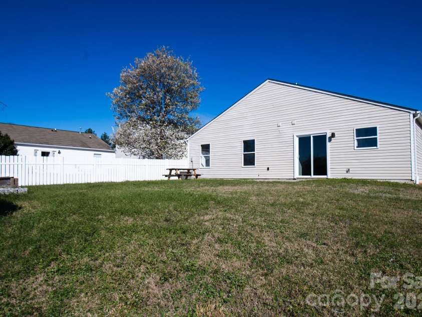 11055 Thousand Oaks Drive, Huntersville, NC 28078.  MLS# CAR4332657, YatesRealty ID 32075. 