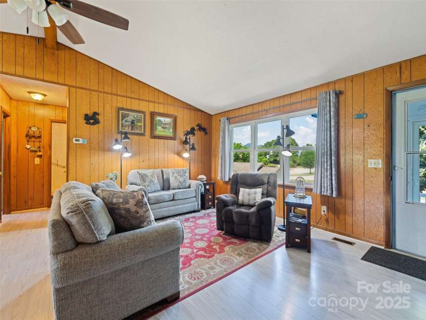 40 Warner Road, Canton, NC 28716.  MLS# CAR4280472, YatesRealty ID 32076. 