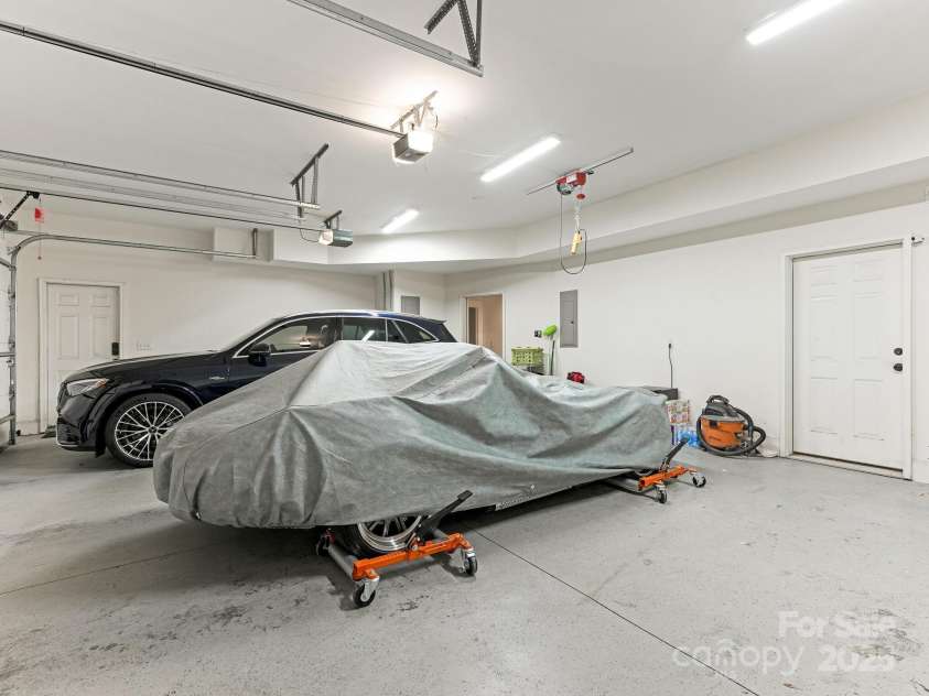 528 Meadowbrook Road, Charlotte, NC 28211.  MLS# CAR4330838, YatesRealty ID 3208. 2 Car Garage
