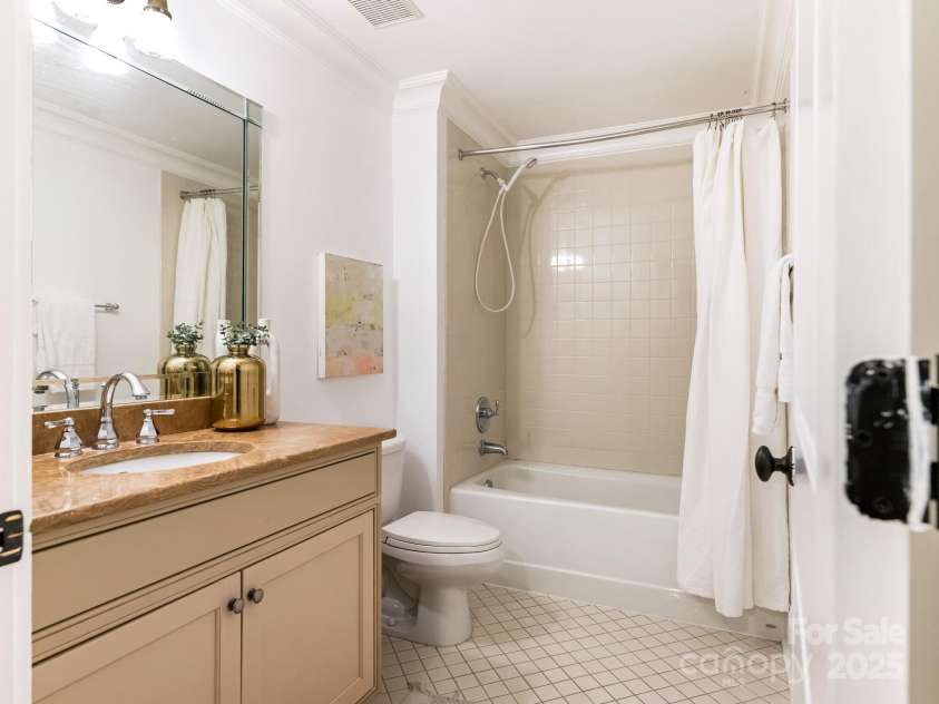 528 Meadowbrook Road, Charlotte, NC 28211.  MLS# CAR4330838, YatesRealty ID 3208. Basement Full Bathroom