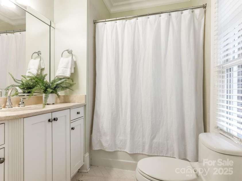 528 Meadowbrook Road, Charlotte, NC 28211.  MLS# CAR4330838, YatesRealty ID 3208. Bathroom #3