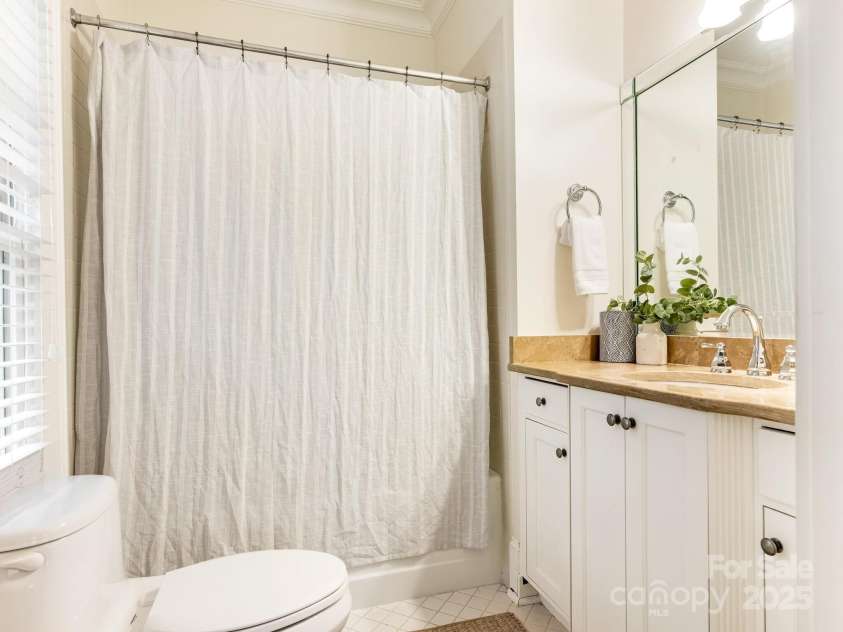 528 Meadowbrook Road, Charlotte, NC 28211.  MLS# CAR4330838, YatesRealty ID 3208. Bathroom #!