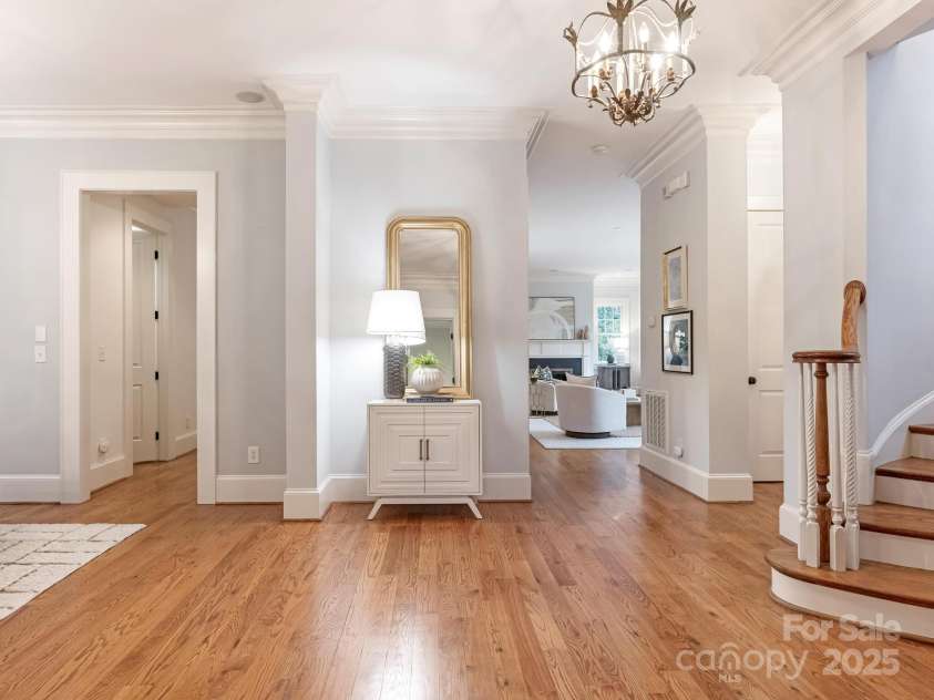 528 Meadowbrook Road, Charlotte, NC 28211.  MLS# CAR4330838, YatesRealty ID 3208. Foyer