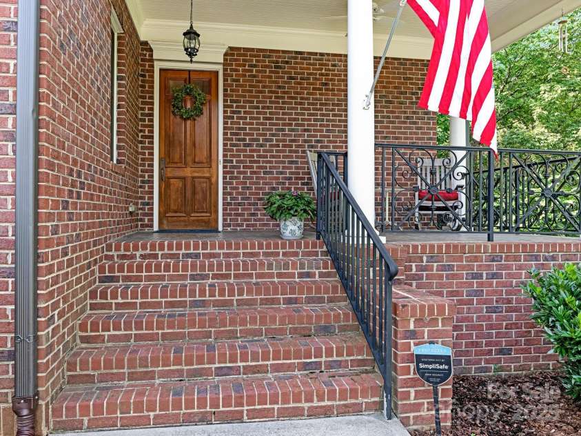 528 Meadowbrook Road, Charlotte, NC 28211.  MLS# CAR4330838, YatesRealty ID 3208. Front Porch