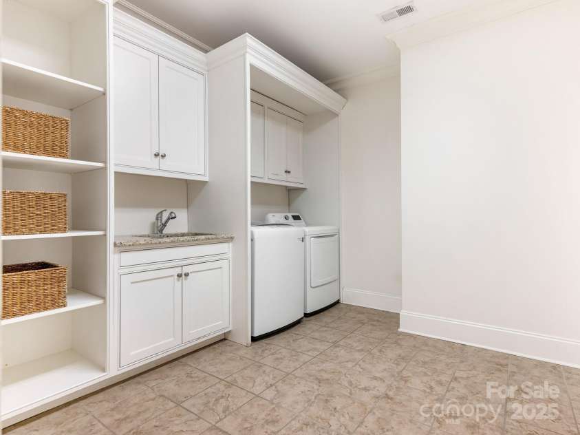 528 Meadowbrook Road, Charlotte, NC 28211.  MLS# CAR4330838, YatesRealty ID 3208. Laundry
