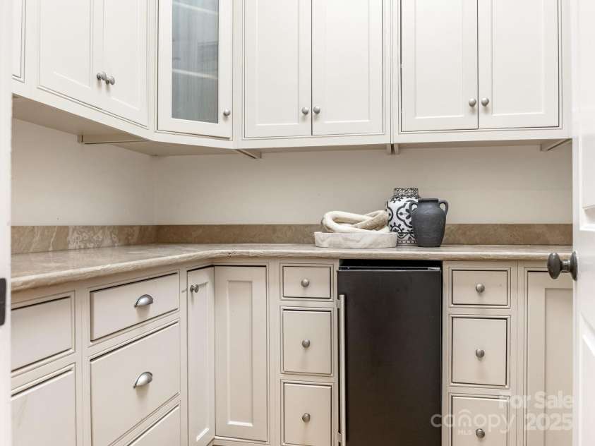 528 Meadowbrook Road, Charlotte, NC 28211.  MLS# CAR4330838, YatesRealty ID 3208. Pantry
