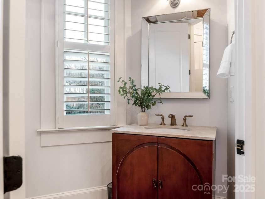 528 Meadowbrook Road, Charlotte, NC 28211.  MLS# CAR4330838, YatesRealty ID 3208. Powder room