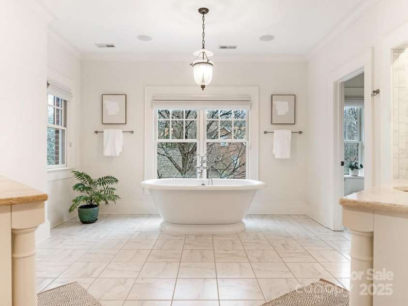 528 Meadowbrook Road, Charlotte, NC 28211.  MLS# CAR4330838, YatesRealty ID 3208. Primary Bathrom