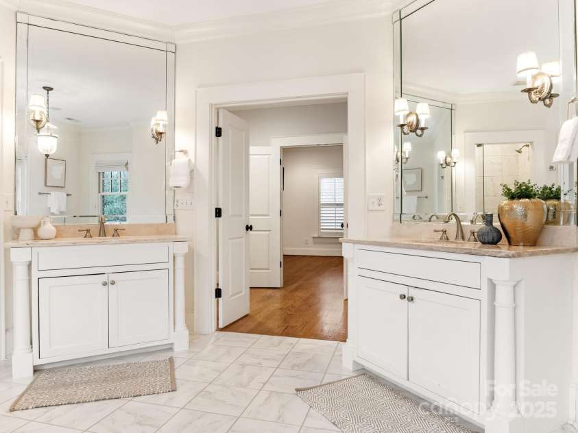 528 Meadowbrook Road, Charlotte, NC 28211.  MLS# CAR4330838, YatesRealty ID 3208. Primary Bathroom
