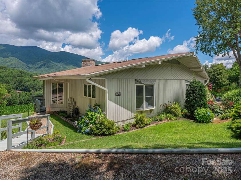 250 Sams Trail, Waynesville, NC 28786.  MLS# CAR4280550, YatesRealty ID 32080. 