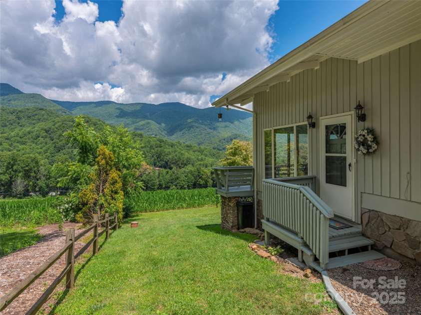 250 Sams Trail, Waynesville, NC 28786.  MLS# CAR4280550, YatesRealty ID 32080. 