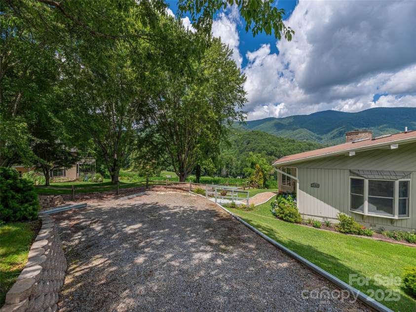 250 Sams Trail, Waynesville, NC 28786.  MLS# CAR4280550, YatesRealty ID 32080. 