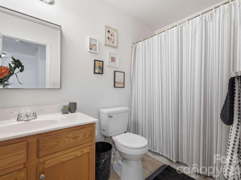 470 Fox Ridge Court, Stanley, NC 28164.  MLS# CAR4394361, YatesRealty ID 32080. Hall Bath