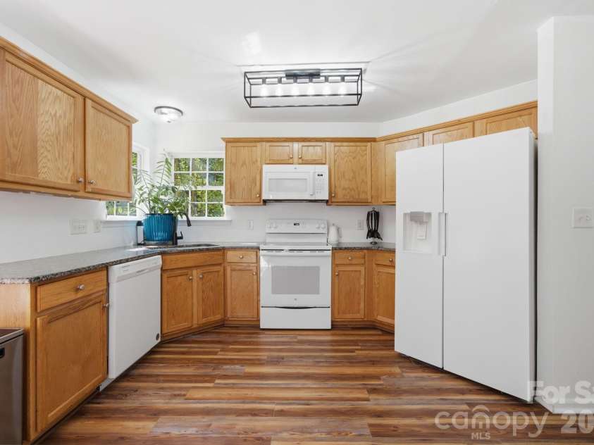 470 Fox Ridge Court, Stanley, NC 28164.  MLS# CAR4394361, YatesRealty ID 32080. Kitchen