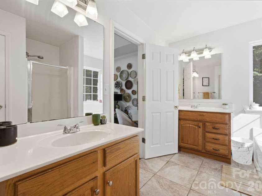 470 Fox Ridge Court, Stanley, NC 28164.  MLS# CAR4394361, YatesRealty ID 32080. Primary Bathroom