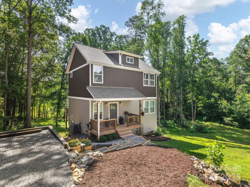 111 Mears Ridge Drive, Asheville, NC 28806.  MLS# CAR4265315, YatesRealty ID 32084. Modern Construction In A Tranquil Wooded Setting