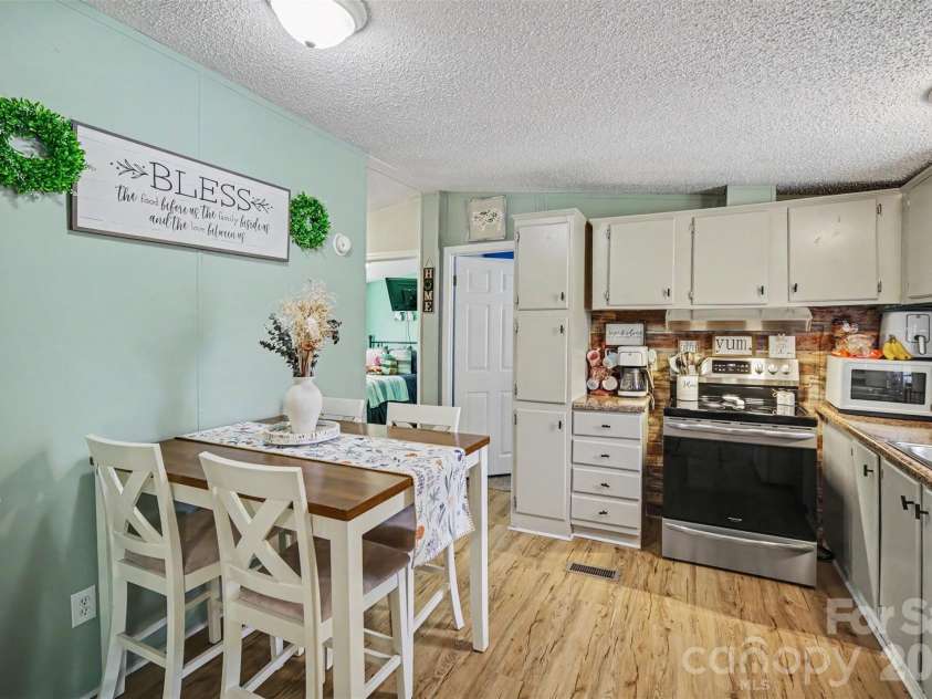504 Mountain Meadows Drive, Bessemer City, NC 28016.  MLS# CAR4395886, YatesRealty ID 32084. 
