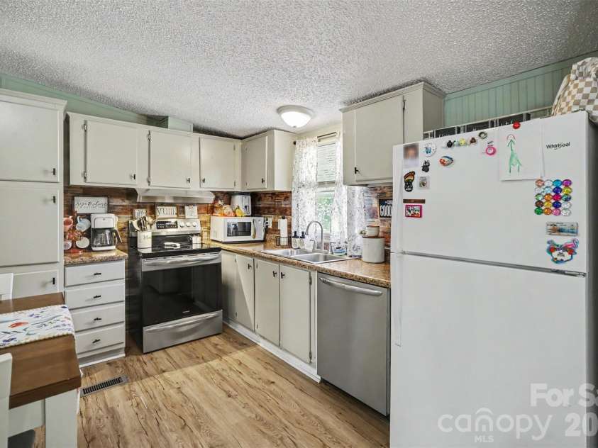 504 Mountain Meadows Drive, Bessemer City, NC 28016.  MLS# CAR4395886, YatesRealty ID 32084. 