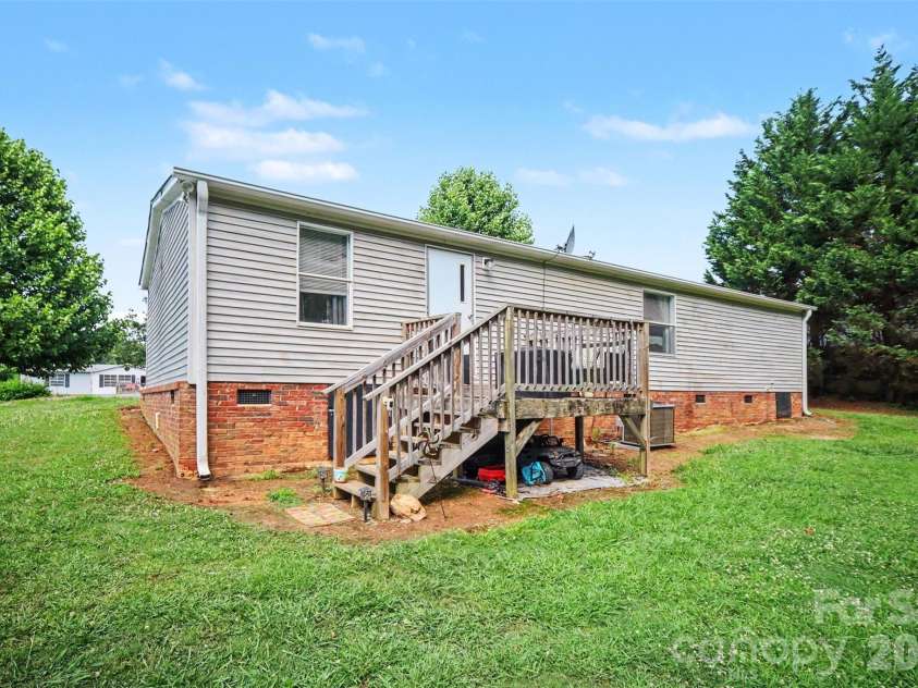 504 Mountain Meadows Drive, Bessemer City, NC 28016.  MLS# CAR4395886, YatesRealty ID 32084. 