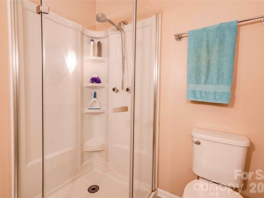 246 Putnam Lake Road, Kings Mountain, NC 28086.  MLS# CAR4392630, YatesRealty ID 32085. Bathroom 2