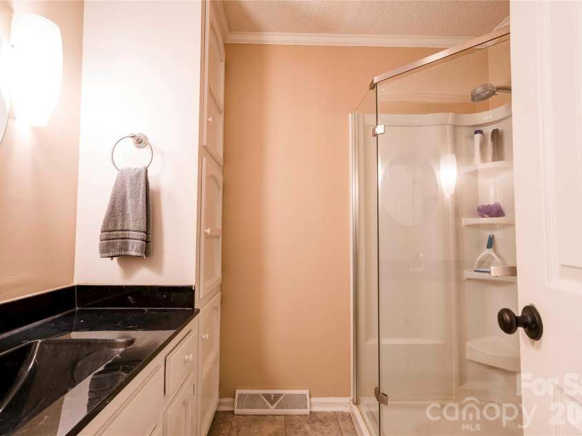 246 Putnam Lake Road, Kings Mountain, NC 28086.  MLS# CAR4392630, YatesRealty ID 32085. Bathroom 2